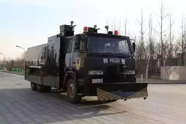 综合排爆车体形彪悍的剑齿虎装甲车雏鹰羽丰初翱翔,披荆斩棘士气昂.