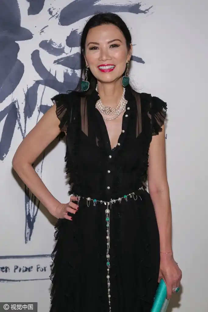 邓文迪深v透视珠光宝气贵妇范