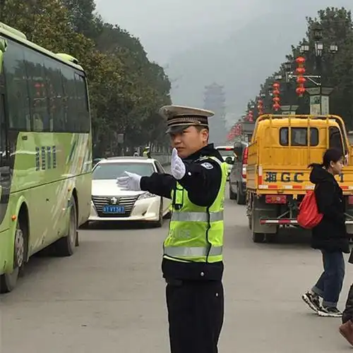 【2017春节黄金周】大年初三 春节旅游迎"高温" 武陵源交警全员上路保