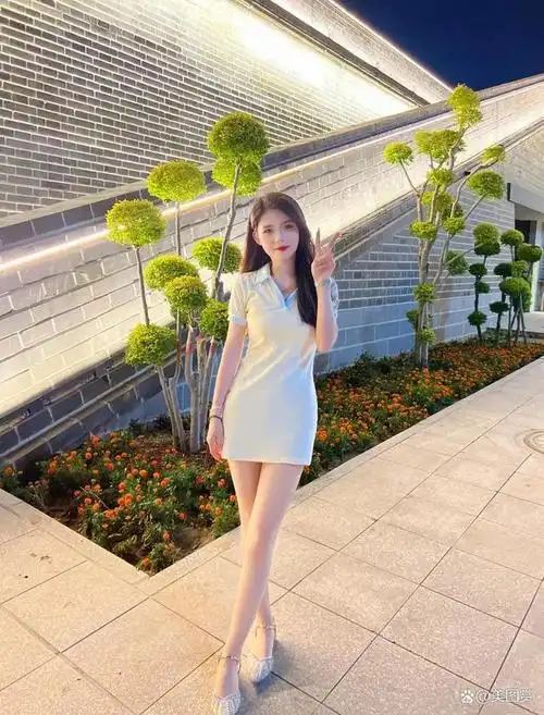 时尚美女自拍一举一动间流露端然与清雅一颦一笑间