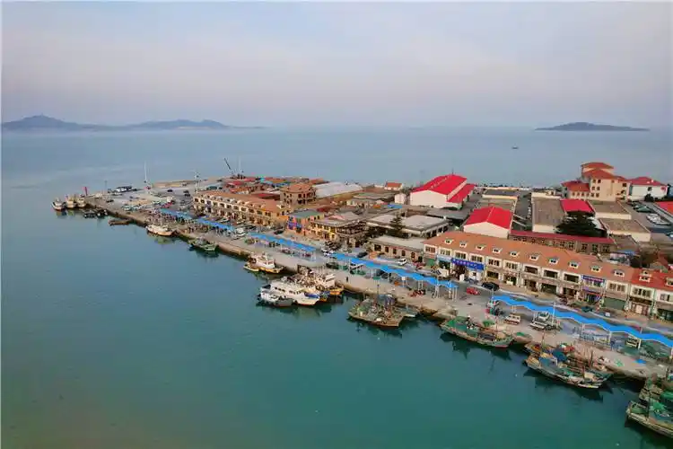 港东渔码头是青岛生活的一个小小缩影,这里代表了青岛的富足,宁静
