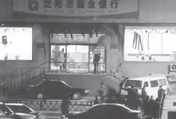 另一名被枪击的送款员赵国庆,下肢高位截瘫,生活完全不能自理,妻子