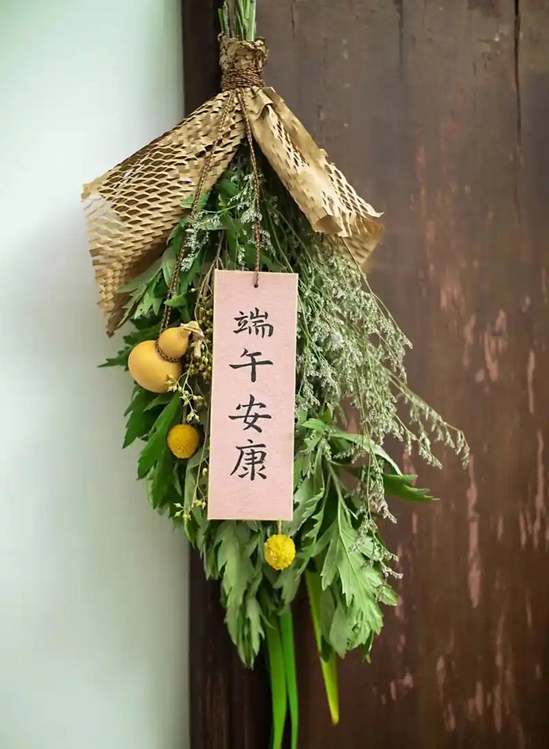 有人知道端午为什么要在门上挂艾叶和菖蒲吗?