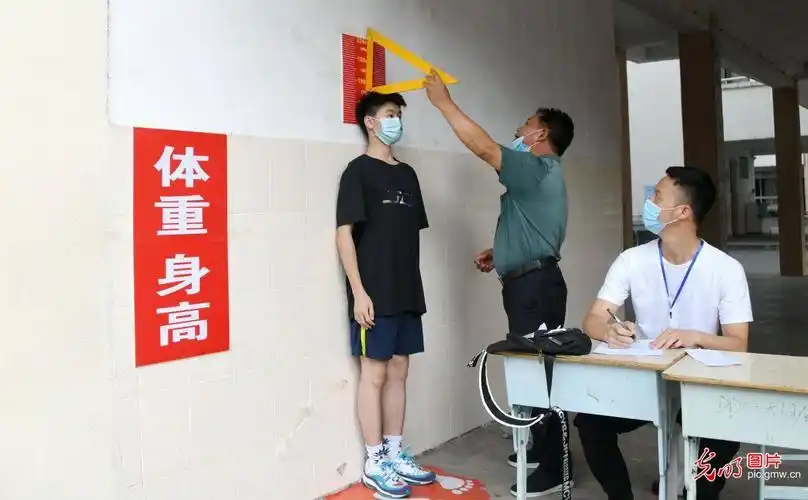 2020年7月15日,应征青年在浙江省台州市仙居县安洲中学征兵体检站进行