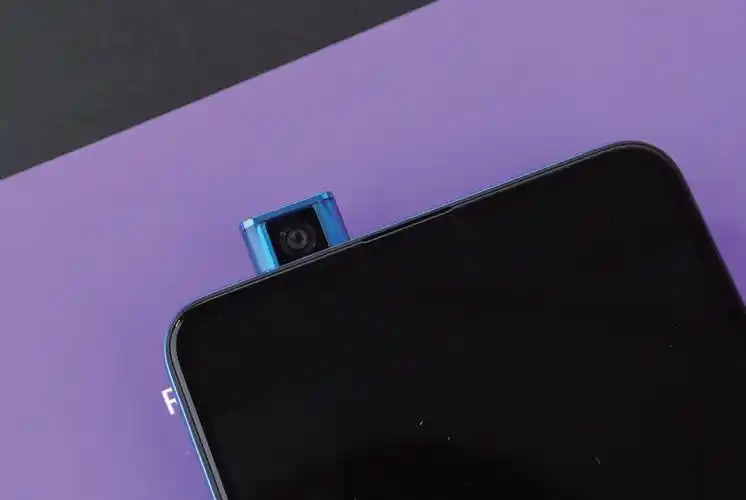 2000万像素前置摄像头采用升降结构,支持全能美颜,大广角全景合尤等