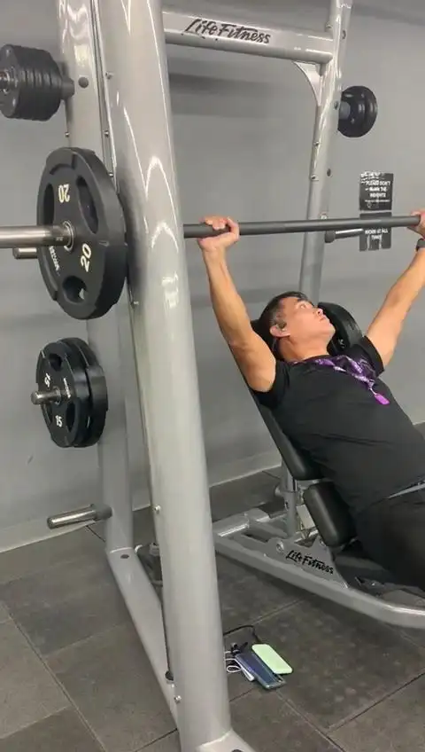 20kg 5kg 20kg 5kg 20kg = 70公斤史密斯机上斜卧推走起!