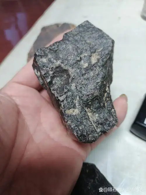 铁陨石 铁陨石不一定非得有维斯台登纹 ni含量约6～14%的铁陨石,具有