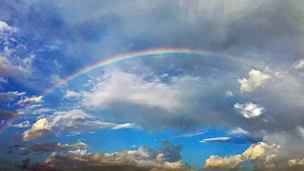 重庆酉阳,太阳雨中彩虹亮瞎人