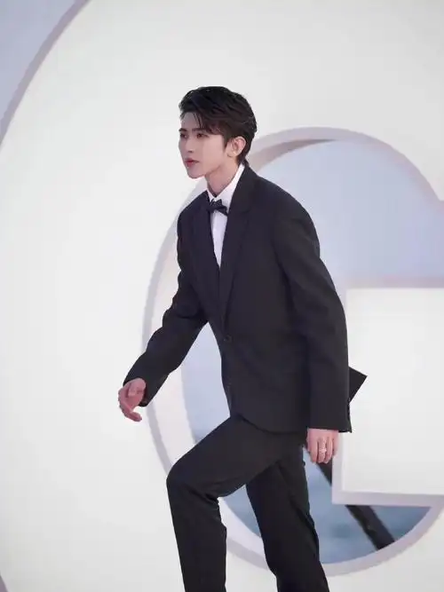 蔡徐坤范思哲全球品牌代言人