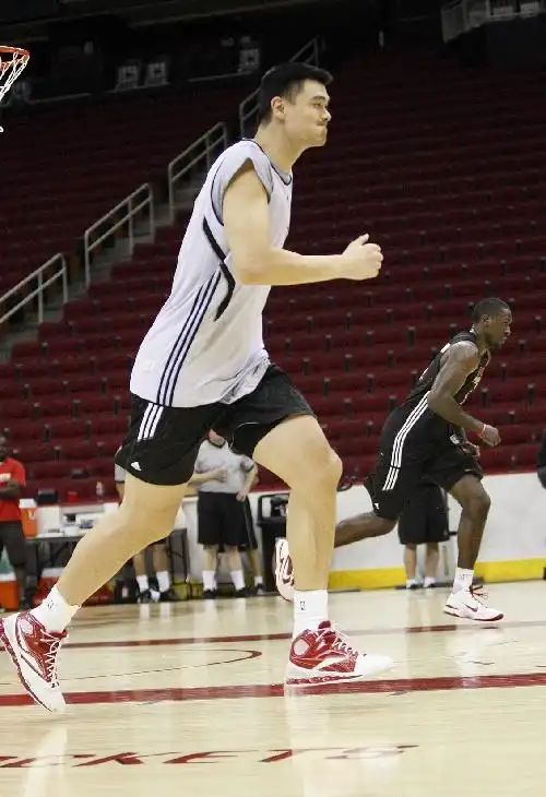 图文:[nba]火箭新赛季开营 姚明奔跑