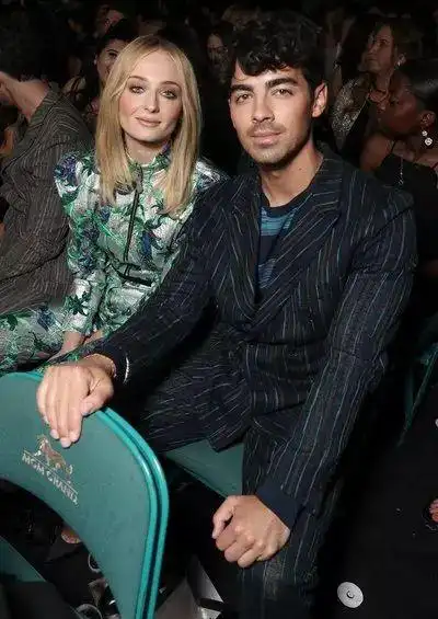 三傻sophieturner和joejonas正式结婚乔纳森三兄弟都脱单啦