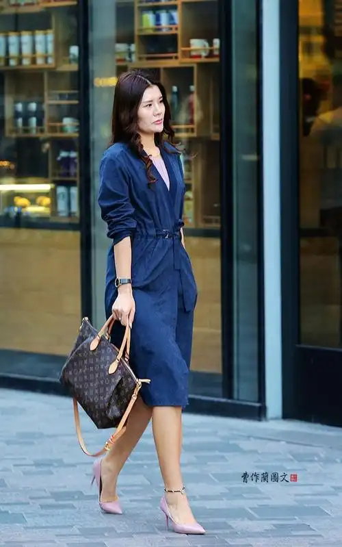 街拍高跟鞋美女穿出经典之美