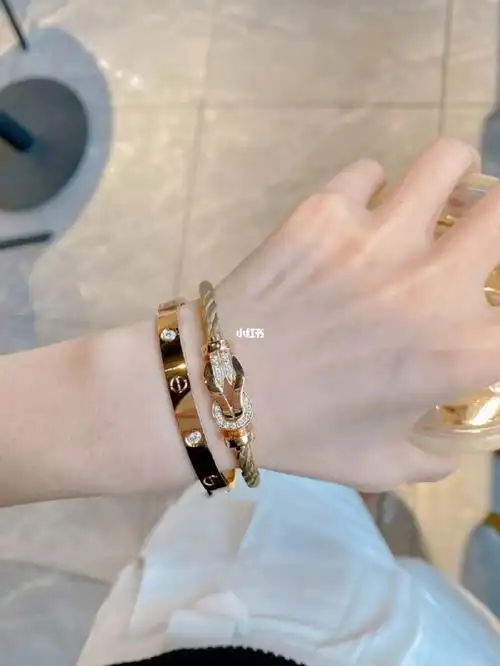 被问疯了!卡地亚love手镯叠戴fred手绳