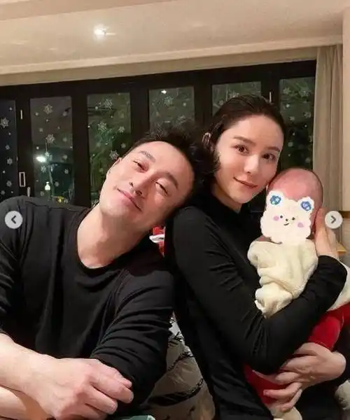 林峯携妻与训练班同学聚会,搂抱张馨月超宠溺,胡子拉碴显老气_赵永洪