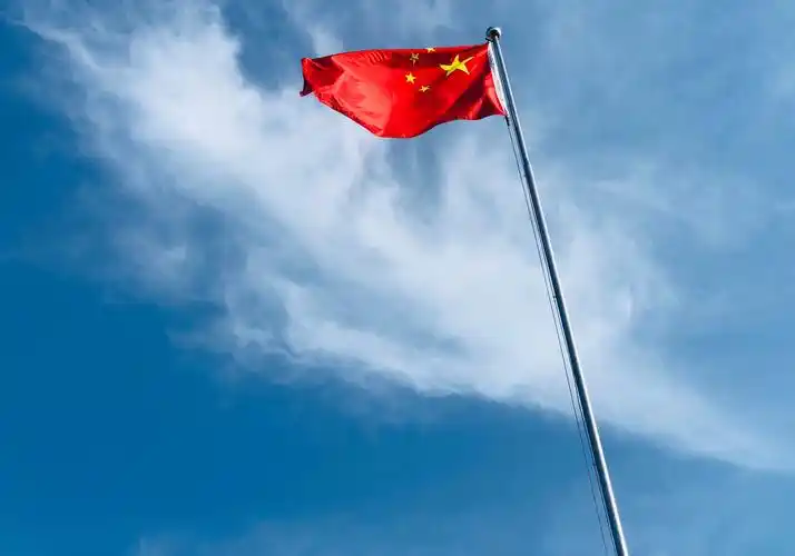 看!在蓝天白云的衬托下,我们的五星红旗愈发鲜艳.