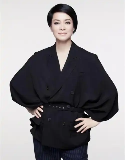 毛阿敏近照:素颜憔悴,与百亿隐形富老公恩爱多年,女儿美炸了