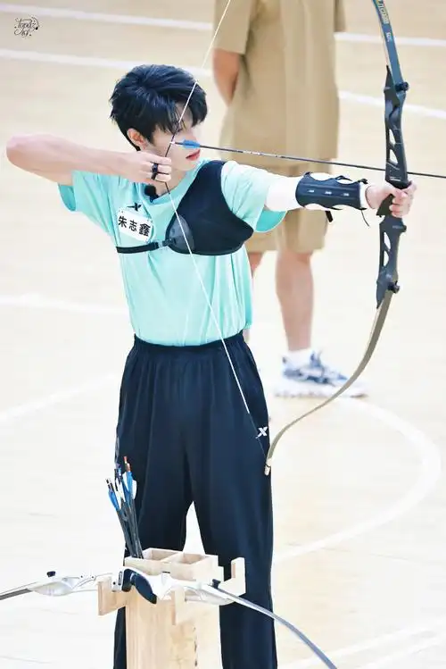 啪"射中你的心@tf家族-朱志鑫帅气弓箭手(嗯,今天get了射箭同款)