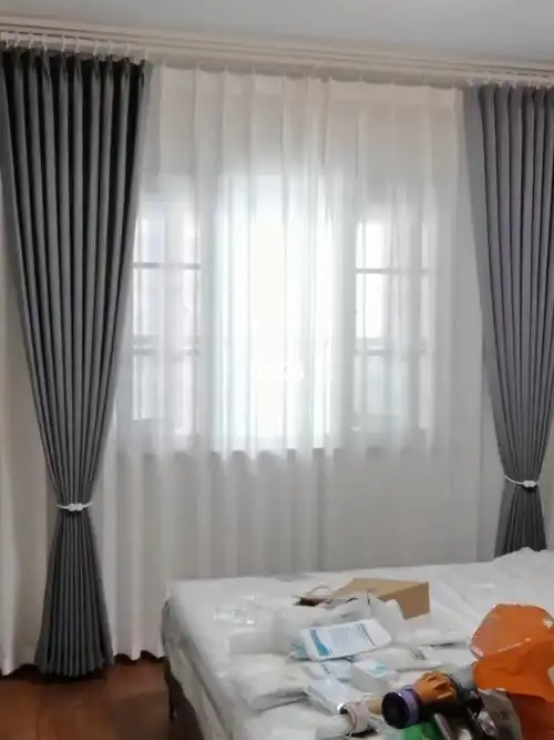 卧室双层罗马杆吊环灰色窗帘