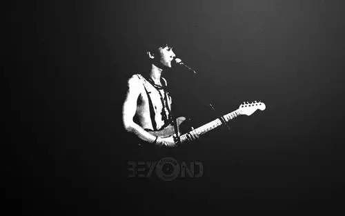 排名第二和第三是beyond乐队的《海阔天空》和《光辉岁月》