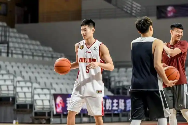 国内球员方面有了一些新的变动,99年的林孝天,李耀强两名小将上调一队