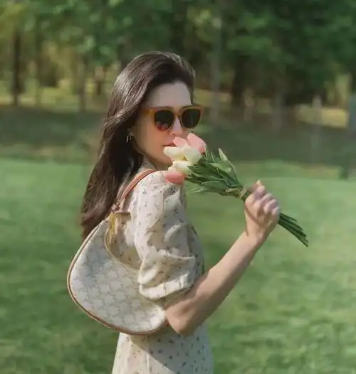 35岁后的女性要学会打扮自己合适的裙装穿搭透出骨子里的柔美