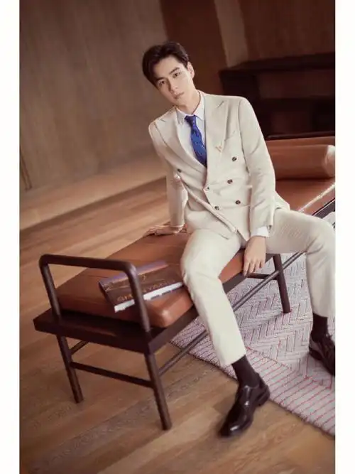 胡一天西装皮鞋黑袜