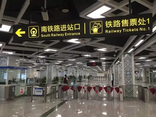 爆笑视频紫悦乐乐在南宁地铁里做了一期八颗牙