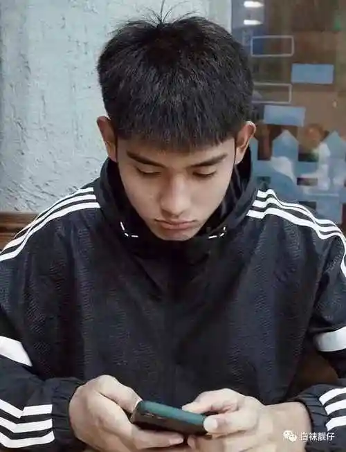 小哥哥还很爱自拍耍帅,毕竟在这样一个花儿一样的年纪里总是要努力地