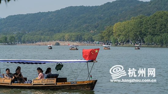 国庆前夕,杭州西湖游船插上国旗