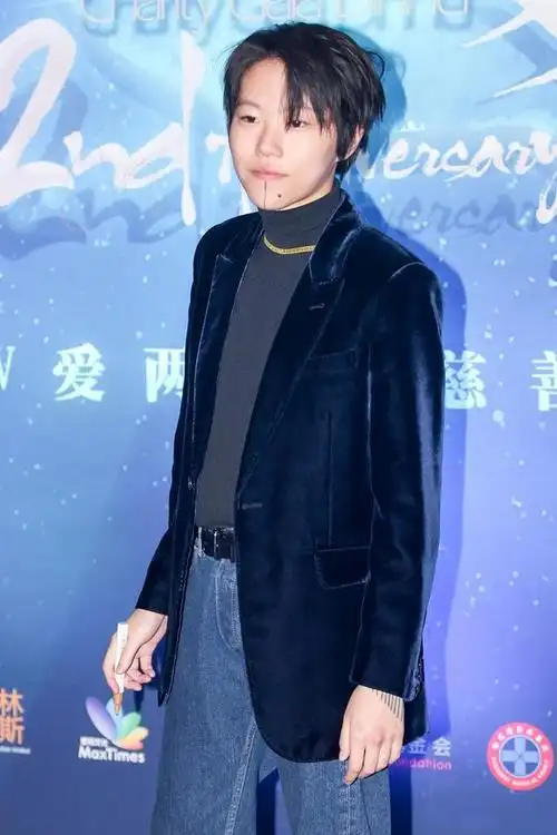 窦靖童穿正常了挺帅气丝绒西装配牛仔裤休闲混搭真时髦