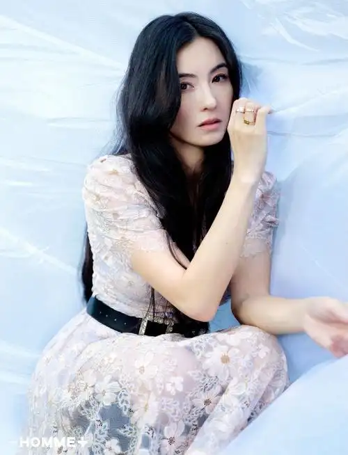 张柏芝最新封面大片释出 暖阳下静享暮春韶光_文娱快讯_大众网