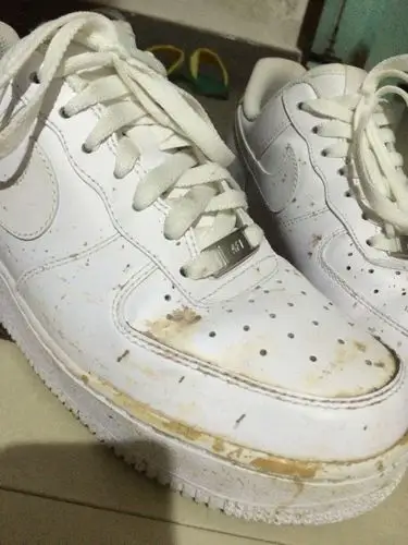 今天做实验的时候不小心把硝酸盐滴到鞋子上了,求清洁方法!