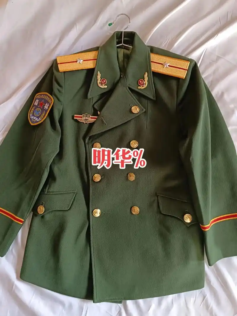 武警少尉.同样的一款双排扣,同 - 抖音