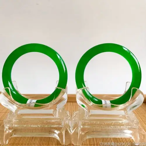 冰种帝王绿翡翠手镯一对,水头超好,完美