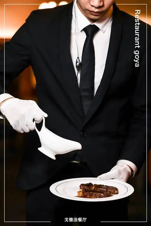 手戴白手套,身着燕尾服,专为你一人服务.