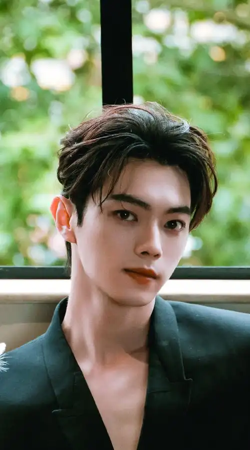 许凯壁纸|#许凯cibleskin悉源地品牌代言人#这张脸真是没有死角的帅