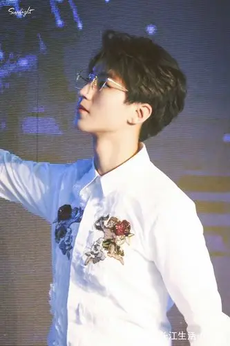 王俊凯白衬衫金边眼镜斯文帅气,但这胸前是啥?也太没品位了吧?