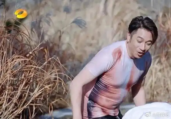 肌肉衫也藏不住吴卓羲肚腩上的小肉肉,是时候该撸铁健身了.