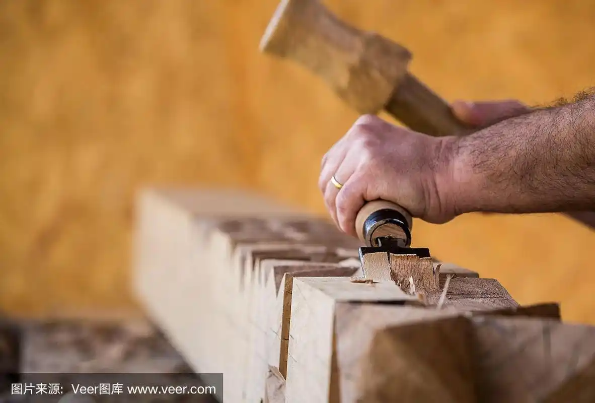木匠用凿子凿木头.