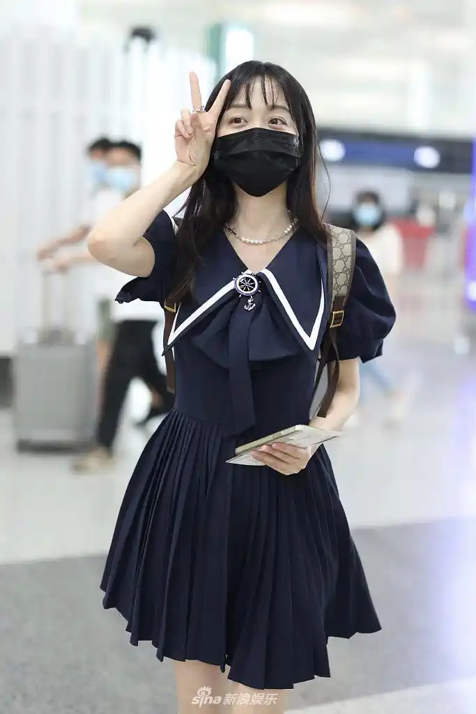 组图:何泓姗穿学院风娃娃裙甜美亮相 顶空气刘海比v卖萌可爱减龄