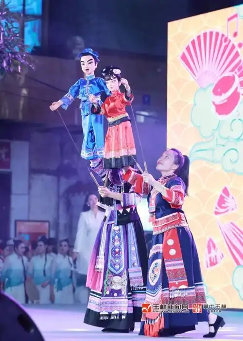 十字街上演"龙狮争霸"