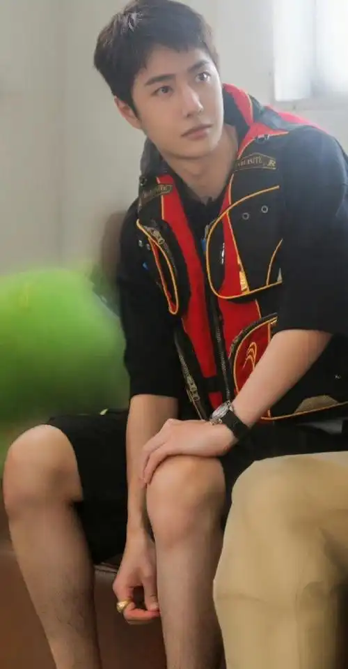 博帝腿毛!好香嘿嘿全身上下都特么好性感!揪一根～#王一博