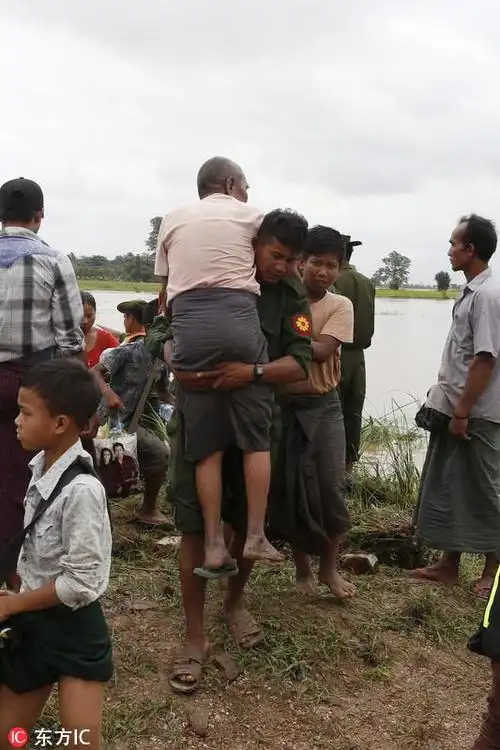 缅甸大坝溃口洪水泛滥 6.3万人受灾士兵划船撤离灾民