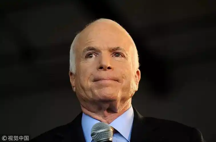 美政客约翰·麦凯恩因脑瘤去世 曾喊话特朗普"别来参加我葬礼"|特朗普