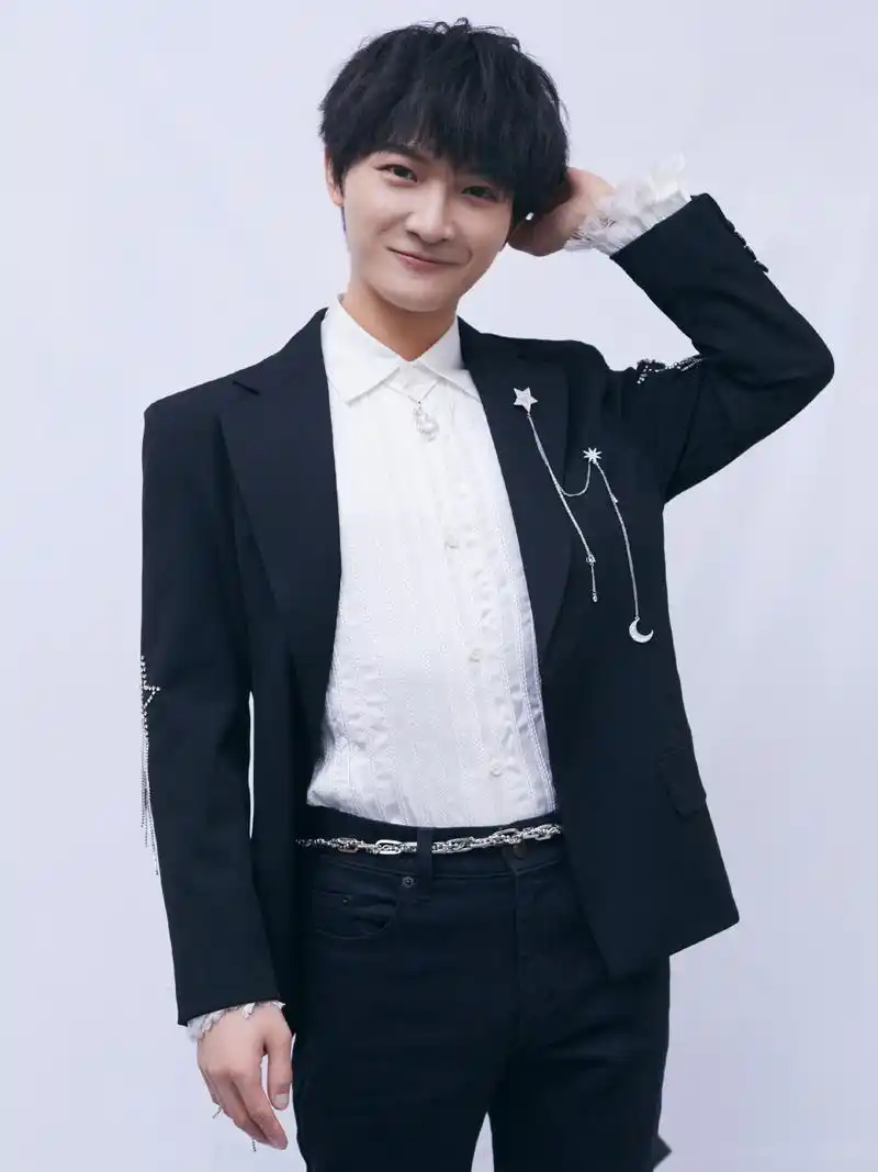 恭喜周深获得艺人新媒体指数榜单第一《创造营2021》《上线吧华彩少年