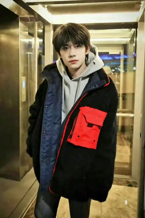 易烊千玺为数不多的不戴口罩走机场 特别特别帅06    #易烊千玺机场