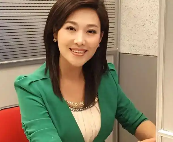 从黑龙江走出的知名主播郑丽,37岁生下孩子,如今生活幸福美满