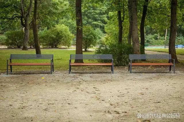 公园长椅是园林景区供人休息的椅子,不同的造型不同的颜色点缀出不一