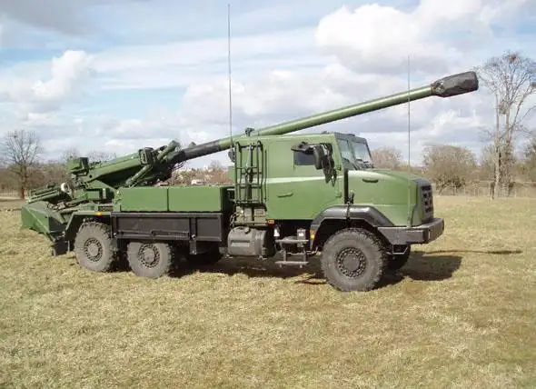 凯撒自行轮式榴弹炮(组图)