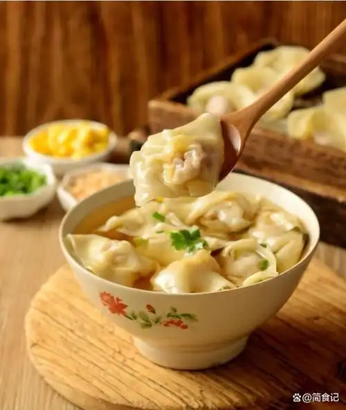 馄饨是一种传统的中式食品,通常被视为是一种类似于饺子的面食.